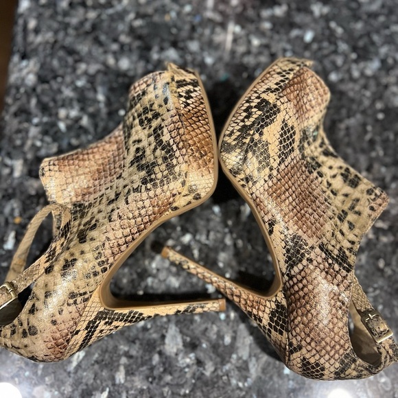 🤎🤎EUC- DOLLHOUSE VERDICT 107 METALLIC SNAKESKIN HEELS SZ 10🤎🤎 - Picture 15 of 16